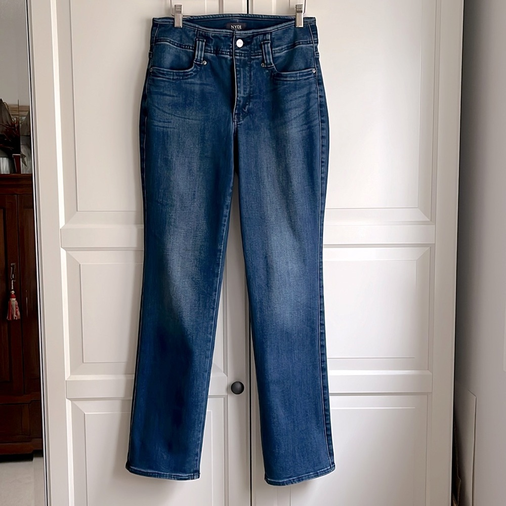 NYDJ (Not Your DaughterJeans) Marylyn Straight. Lift & tuck technology Size US 6